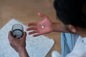 薬を飲む男性
