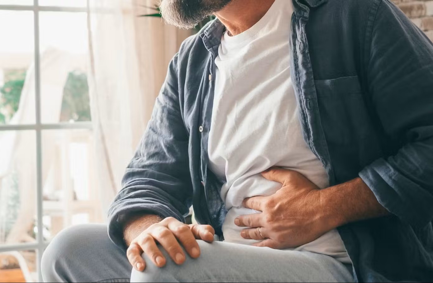 下腹部が痛い男性