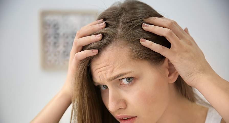 頭皮をチェックする女性