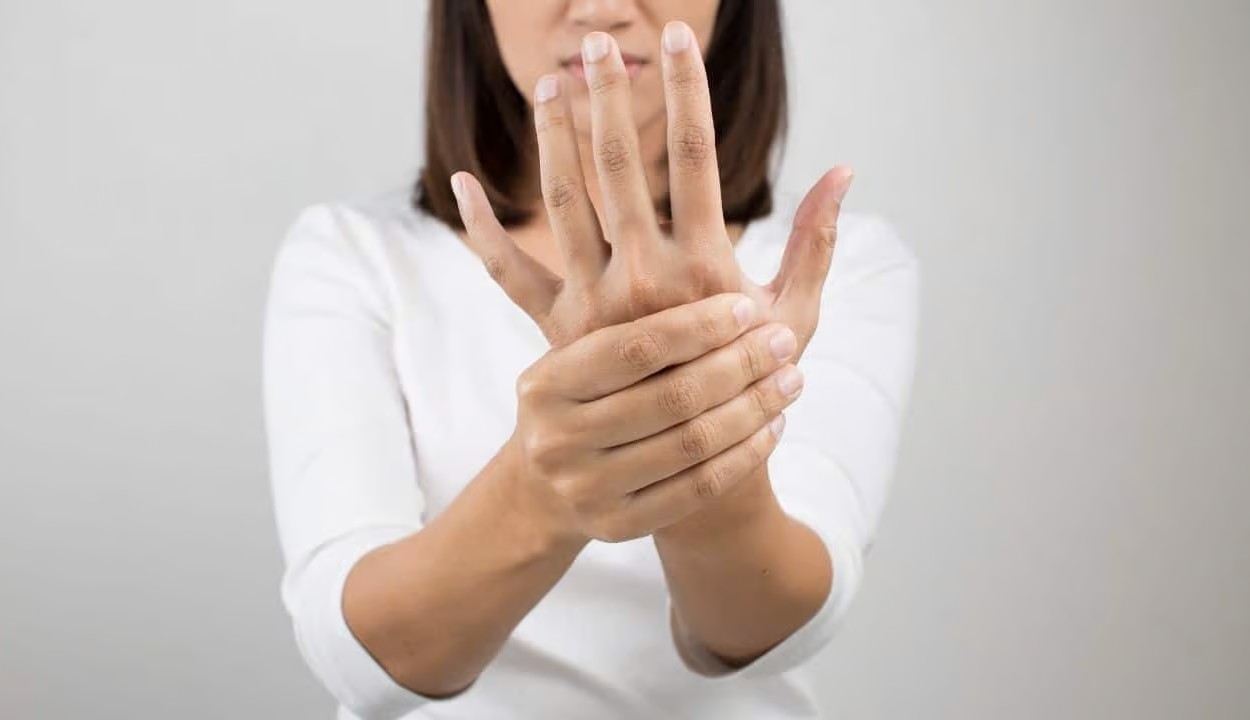 手を見せる女性
