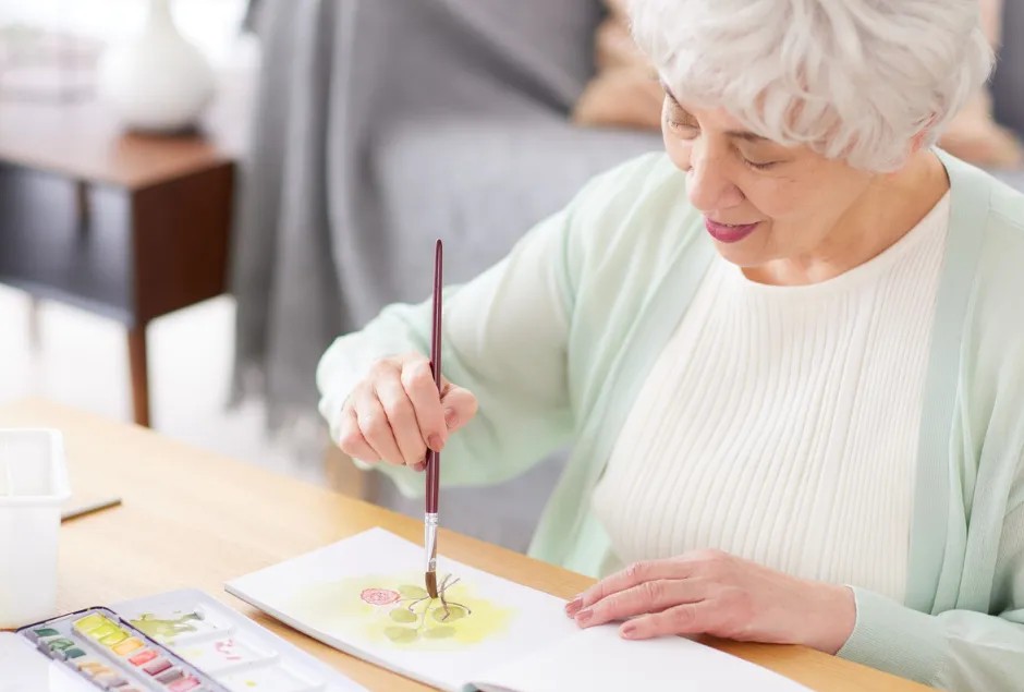 塗り絵をする女性