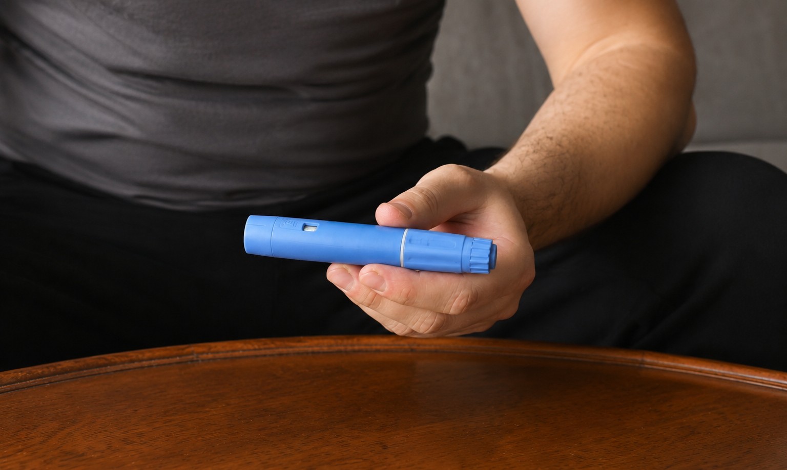 注射を持つ男性