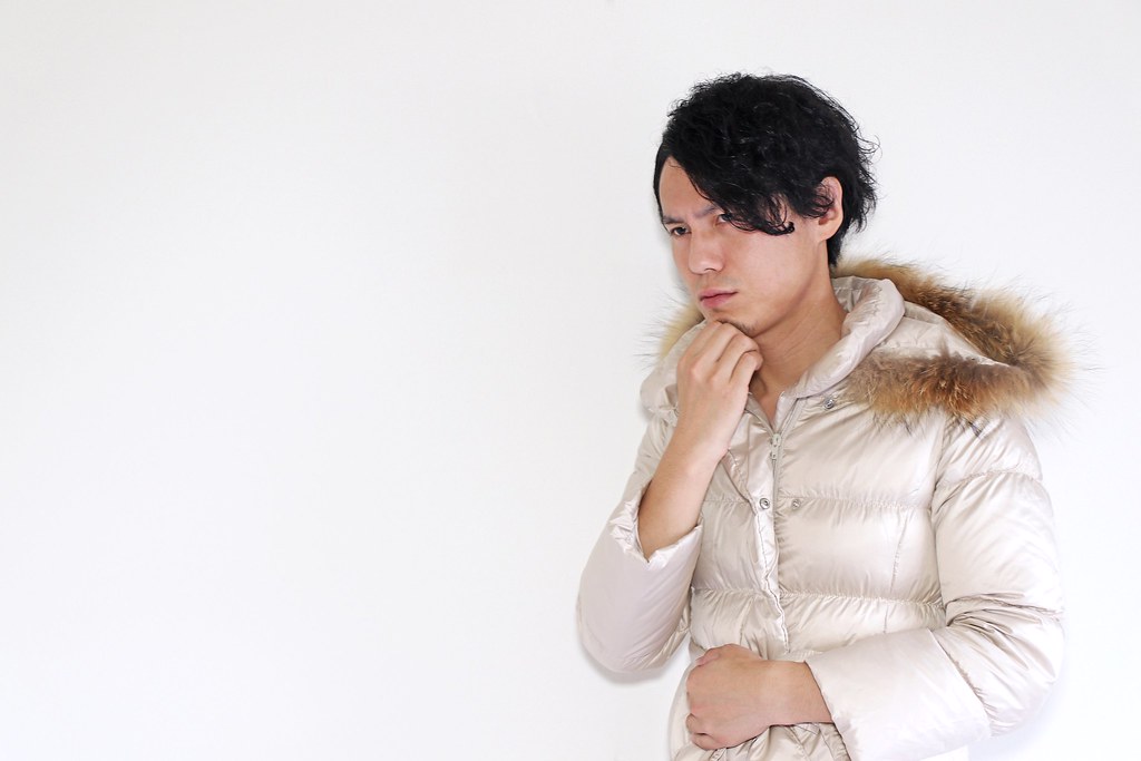悩む男性