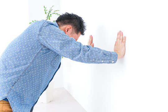 苦しむ男性