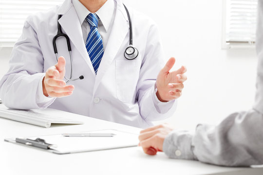 患者に説明する医者